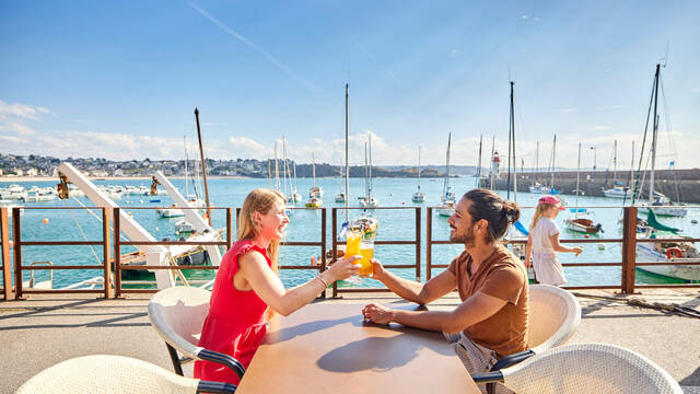 Boire un verre au port