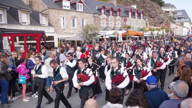 Bagad pendant la fête de la Coquille Saint-Jacques