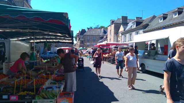 Marché à Jugon-les-Lacs