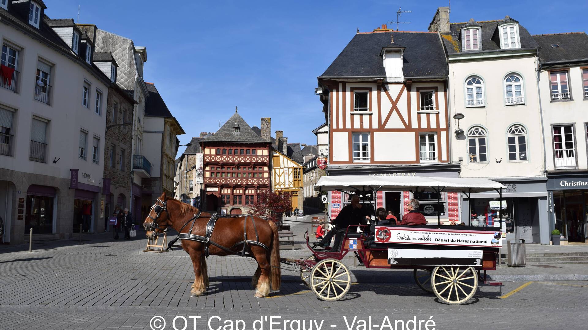 Calèche devant la maison du bourreau Lamballe